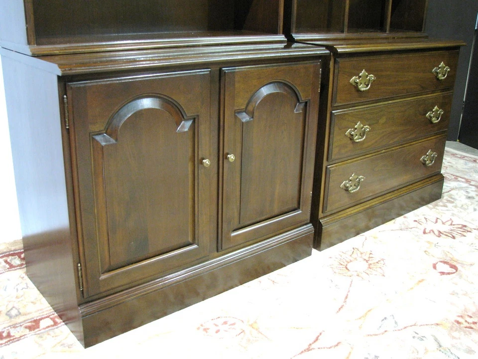 Par de unidades de pared superior capó de dos piezas Ethan Allen cerezo macizo vintage Foto 3 de 4