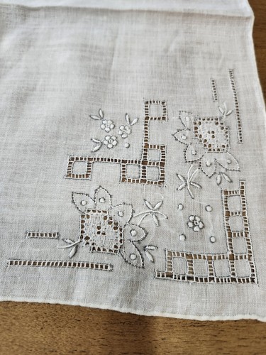 4 VTG Crochet Edged Hankies Non-Matching Cute Crafting Projects Thin Delicate - Picture 9 of 24