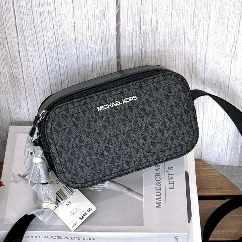 ショルダーバッグ MICHAEL KORS Cooper Signature Logo Camera Bag Cooper Medium Signature Logo Camera Bag | Michael Kors [US]