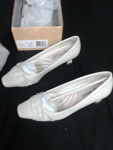 Easy Street Women's Waive Pump Bone 6 W - Imagen 4 de 6