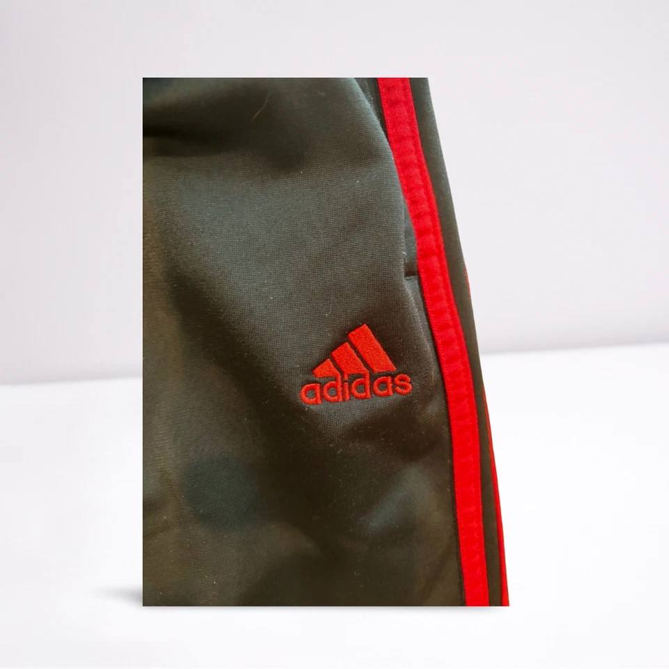 Pantalones deportivos Adidas para jóvenes y niños relajados a rayas activos negros/rojos talla M en muy buena condición Foto 3 de 3