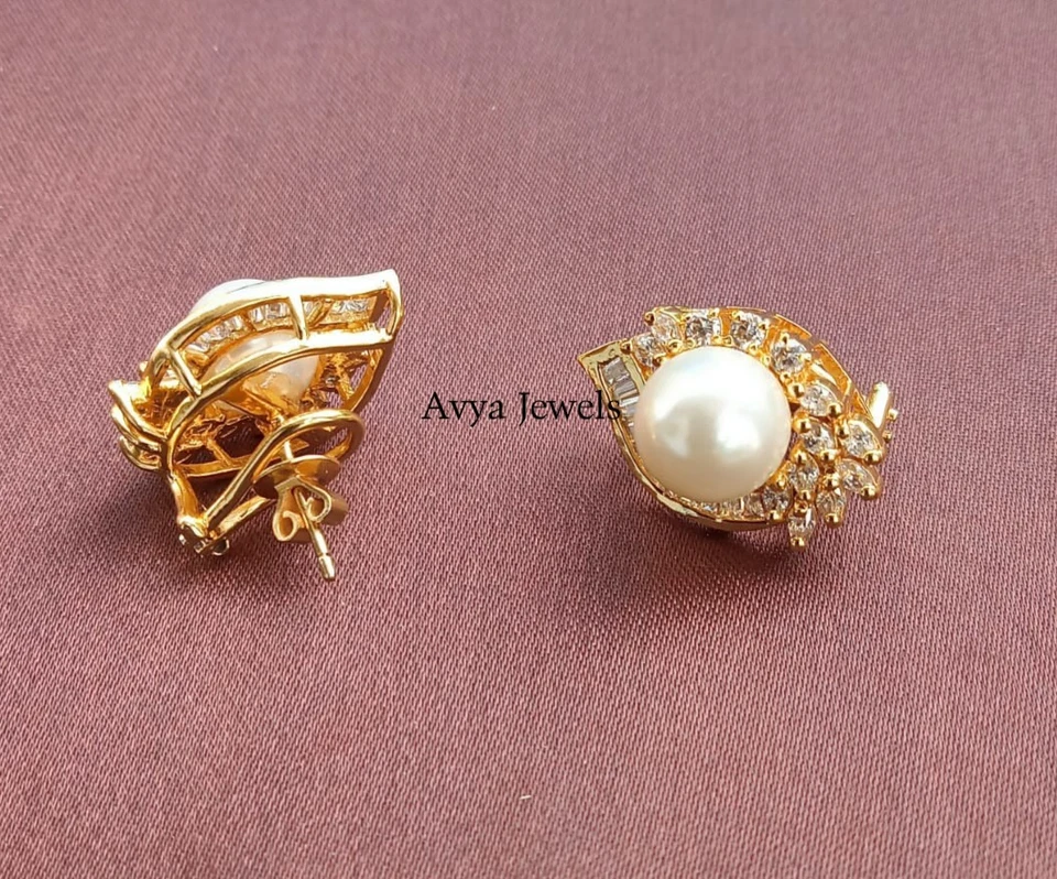 Pendiente trasero Omega de perlas de corte redondo creado en laboratorio de 4 quilates enchapado en oro amarillo de 14 k Foto 3 de 4