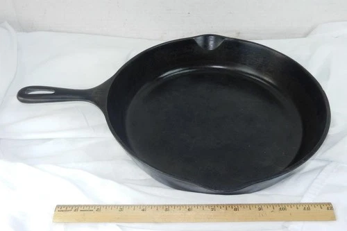 Vintage Unmarked 11 3/4 Inch (B) Cast Iron Skillet # 10 Wagner Ware !