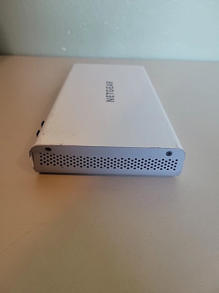 NETGEAR Vizn GC110P 8-Port PoE Cloud Smart Gigabit Ethernet Switch - Image 3 of 4