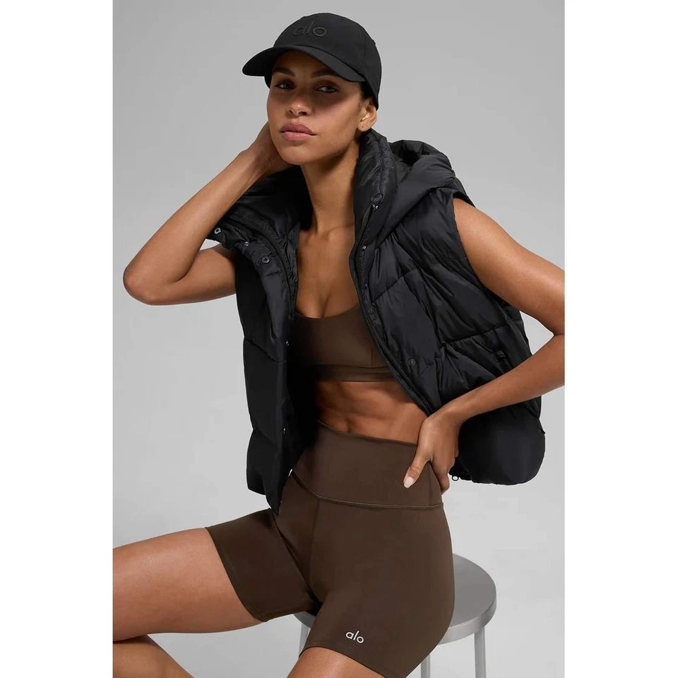 Chaleco acolchado Alo Yoga Gold Rush talla M negro con capucha sin mangas deportivo nuevo con etiquetas Foto 3 de 4