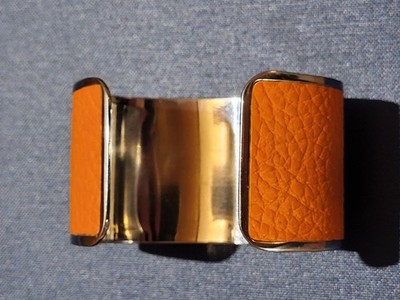 Minimalistische, offene Unisex-Armspange von Renouard: Echtleder auf Edelstahl
