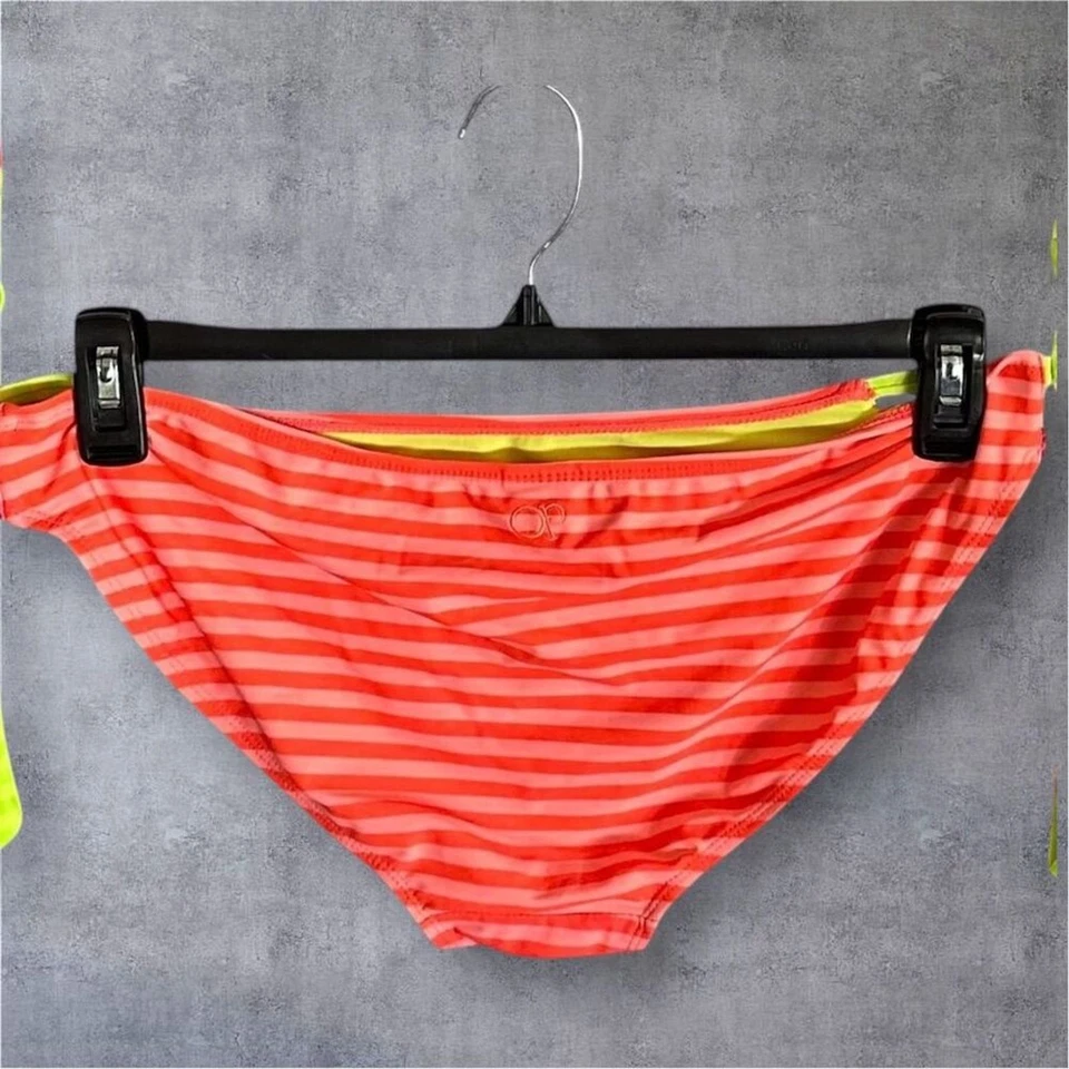 Biquíni feminino listrado OP multicolorido tamanho G - Imagem 2 de 4