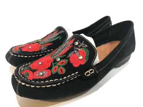BareTraps Women's Suede Floral 