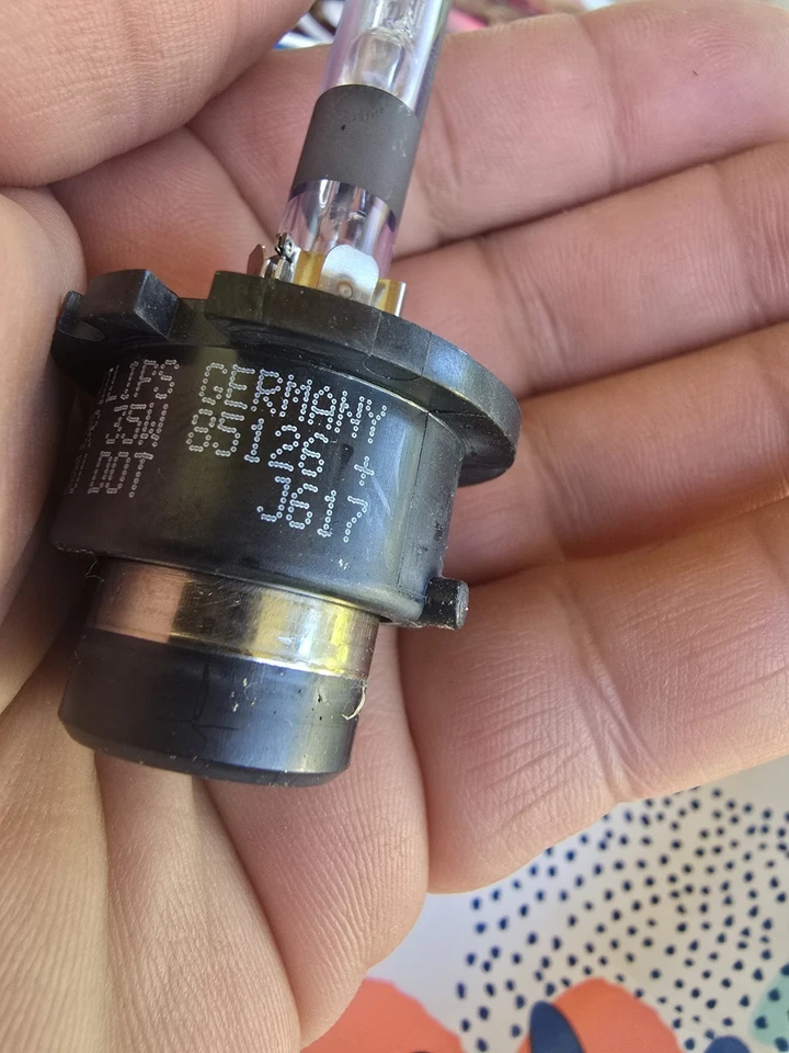 D2R 35W  NEW HID XENON HEADLIGHT BULB  PHILIPS - Image 3 of 4