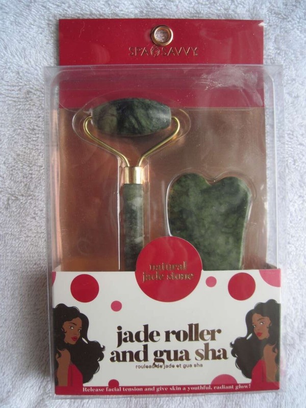 Natural Stone Face Massaging Jade Roller & Gua Sha Gift Set Spa Savvy Donna Max