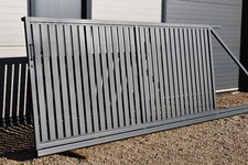 Freitragend Schiebetor B 300 x H 110-170cm + Antrieb Palisaden Anthrazit Tor 3m