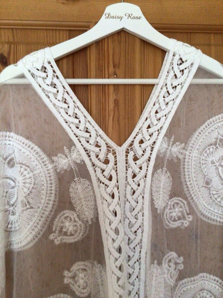 Women’s White Lace Scallop Edge Beach Cover Up One Size 12 14 16 - Image 2 of 4