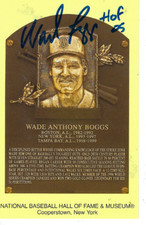 WADE BOGGS HAND SIGNED YELLOW HALL OF FAME PLAQUE POSTCARD - BOSTON RED SOX