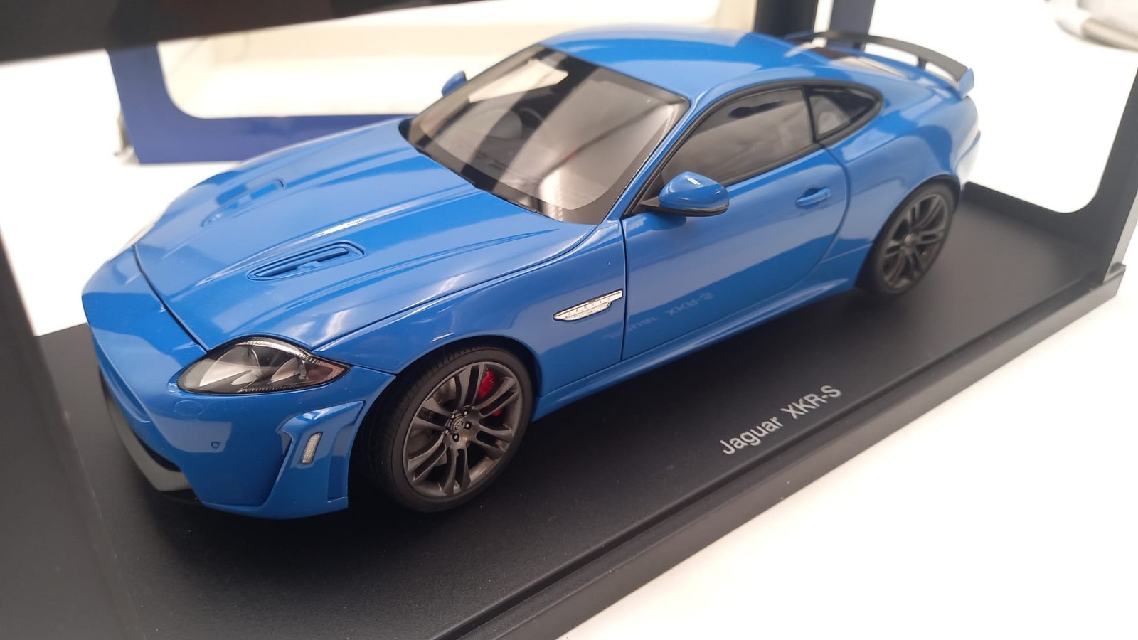 AA73641 Autoart Jaguar XKR-S 1/18, confezione lievemente usurata