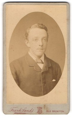 Fotografie Frank Sands, Old Brompton, Prospect Road, Junger Mann im Halbprofil 