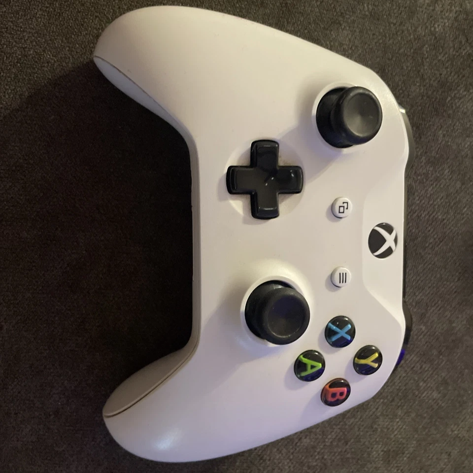 Xbox One S con dos mandos y cables probados funcionando sin problemas Foto 3 de 4