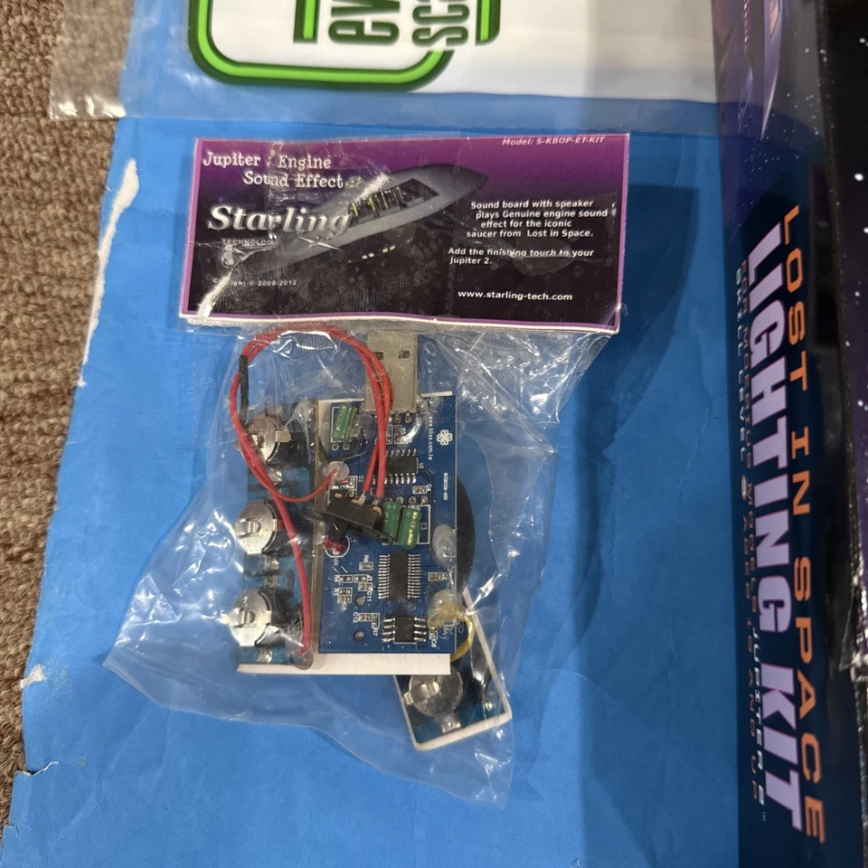 Moebius Lost in Space 1/35 Jupiter 2 MOE913 & kit de iluminação de luzes polares MOE2097 - Imagem 3 de 4