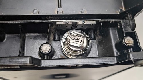 Macchina da cucire pulita 1956 SINGER 221 peso piuma e custodia FUNZIONANTE vedi video - Foto 5 di 12
