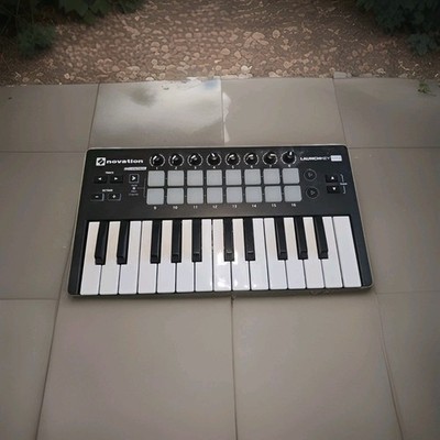 Novation Launchkey Mini MK2 MIDI Keyboard Controller + Sharkoon Mauspad