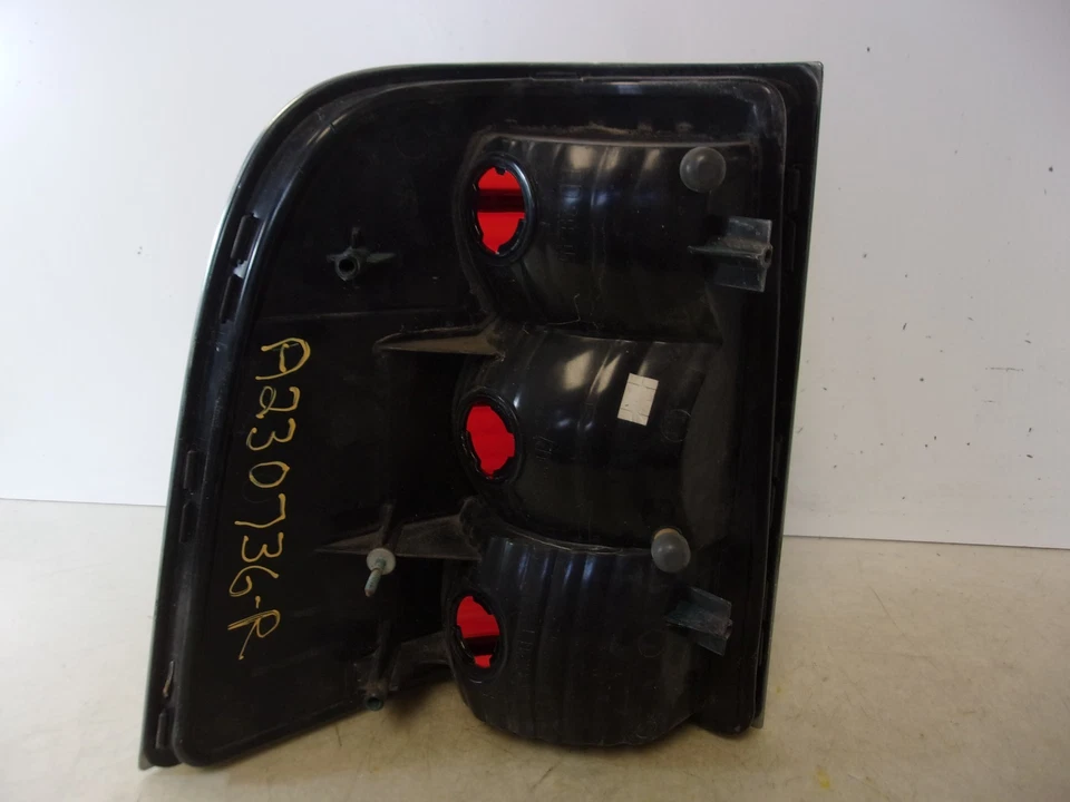 2002 2003 2004 2005 Mercury Mountaineer Passenger RH Tail Light OEM - Image 4 of 4