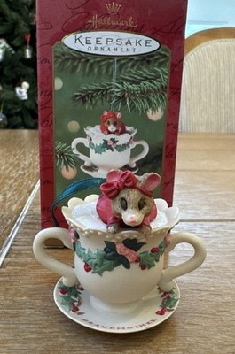 2001 Hallmark Grandmother Keepsake Ornament Family Mouse in  Tea Cup