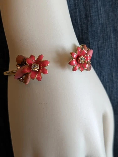 Bracciale Kate Spade New York aperto con cerniera gemma floreale oro corallo rosa