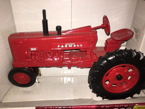 ERTL Farmall 300 Tractor 1/16 NIB - Picture 3 of 5