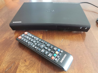 SAMSUNG BD-J5500 Blu-Ray Player 3D, HDMI, USB, Curved Design mit Fernbedienung
