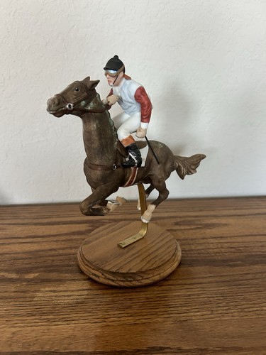 Caballo de metal/latón vintage con soporte de forma de carreras de jockey pintado a mano
