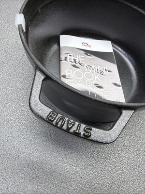 Staub Cast Iron Round Cocotte 2.75 Qt. 22cm - Black Matte Item