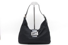 Borsa a tracolla FENDI Mamma Baguette in pelle di nylon nera