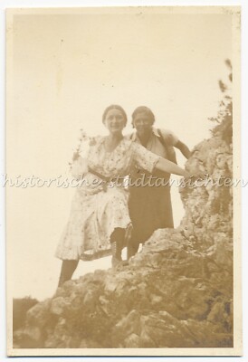 Füssen im Allgäu 1933 - two women walking on the pillar - photo 1930s
