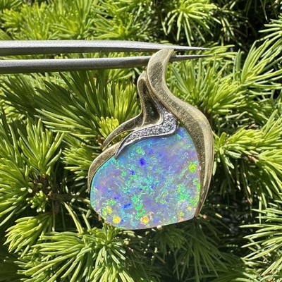 18k Gelbgold Freeform feuriger Boulder Opal mit Diamant Plättchen Anhänger