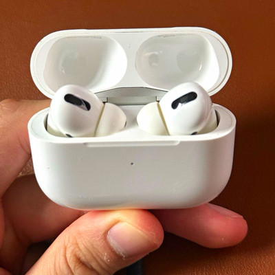 Apple AirPods Pro 1st Generation with Lightning Charging Case - Used