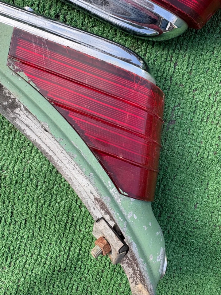 1949 Plymouth tail light housings & lenses 49 Foto 2 de 4