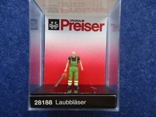 Preiser HO - Man Blowing Leaves #28188 (NIB)