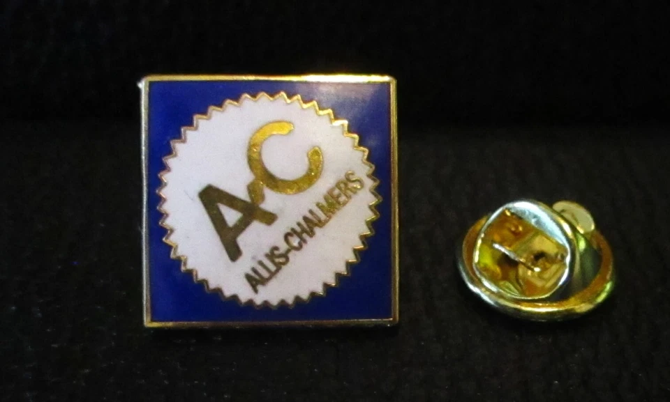 AC Allis Chalmers Marca Logo Sombrero Solapa Pin Azul y Blanco Esmalte y Latón Foto 2 de 3
