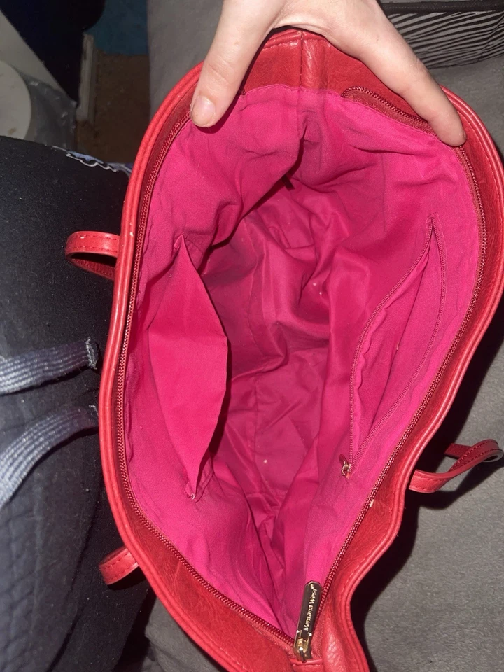 Bolso de hombro Montana West rojo con detalles dorados. Foto 4 de 4