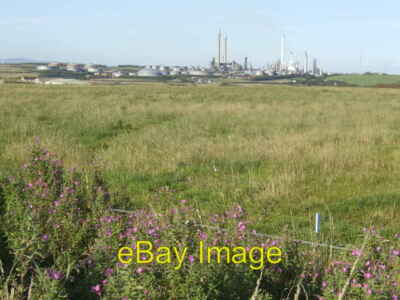 Foto 6x4 Weideland zur Ölraffinerie Winkelblick entlang der Linie eines Foo c2007