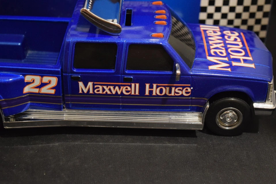 Action Platinum Series #22 Bobby Labonte Maxwell House 1:24 Scale Dually Truck - Image 3 of 4