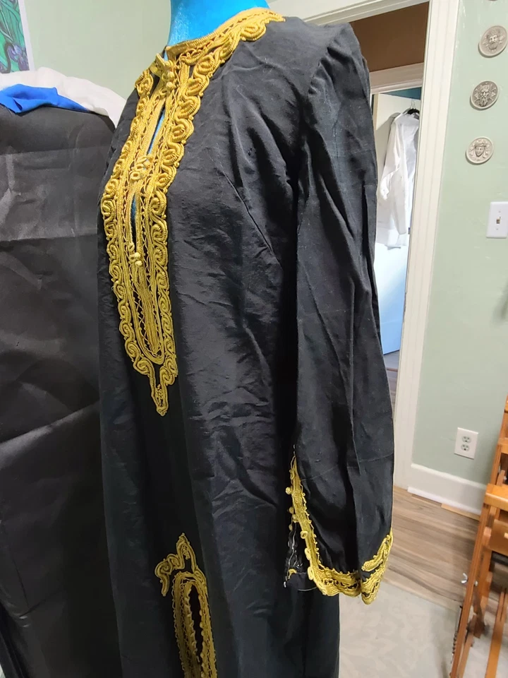 Caftán negro con bordado dorado - Renacimiento medieval Foto 2 de 3