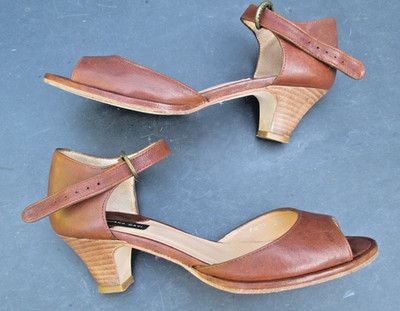 Sandalen von Armand Basi mit geschlossener Ferse, Farbe Cognac