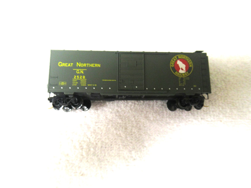 N SCALE MICRO TRAINS USA GREAT NORTHERN GN 2528 BOX CAR