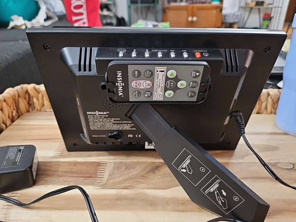 Insignia 7" Digital Picture Frame [TESTED] - Image 3 of 4