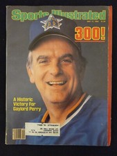 VINTAGE SPORTS ILLUSTRATED MAY 17, 1982 HISTORIC 300! VICTORY FOR GAYLORD PERRY