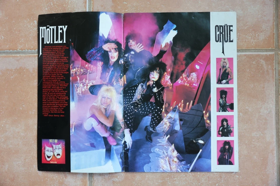 Nikki Sixx Firmado Autografiado Motley Crue Teatro del Dolor Programa de Gira de Conciertos Foto 2 de 4