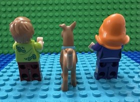 Lego Mini Figures Daphne Blake, Scooby Doo, And Shaggy W Seaweed