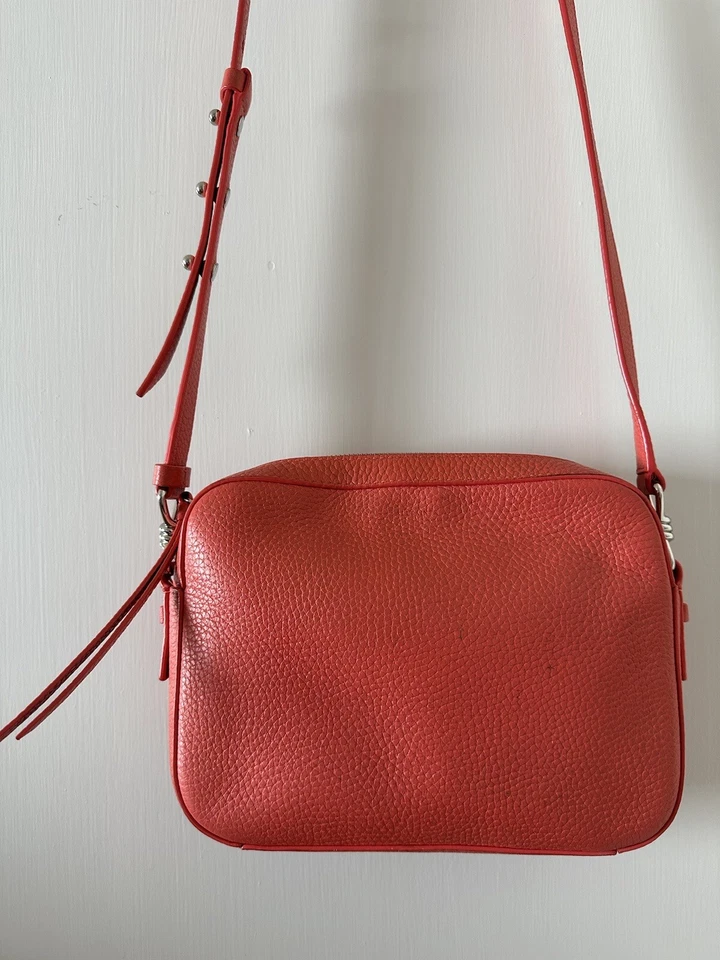 Bolso Bandolera AllSaints Coral Rojo Guijarro Cuero Captain Lea Cámara Foto 2 de 4