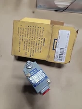 Square D Limit Switch Class 9007 Type B52A Small Precision Turret Head 