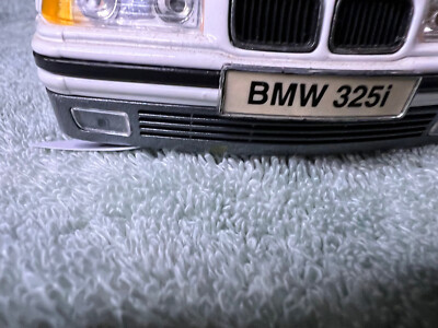 BMW 325i Cabriolet 1993 – Maisto 1/18 – Miniature Blanche Collection – Occasion